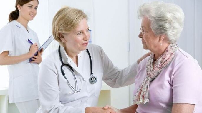 Ārsts sniedz pacientam ieteikumus artrozes ārstēšanai